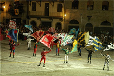 Foto di sbandieratori ad Arezzo tipica attrazione turistica